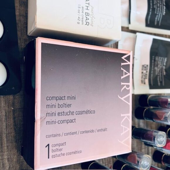 HUGE 75 pc LOT AVON LIPSTICKS GLOSSES +MORE!- GREAT FOR PRETEEN/DRESS UP PARTIES - Picture 12 of 12